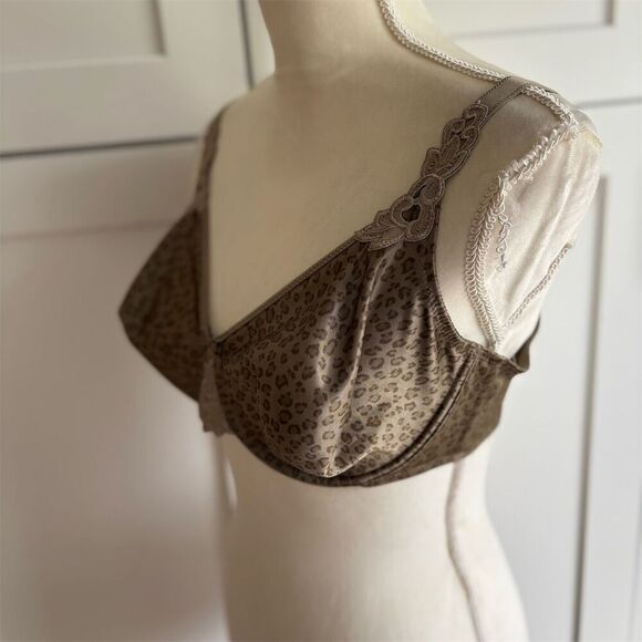Chantelle Women's Animal Print Lace Trim Underwire Bra Size 40C - Picture 1 of 6